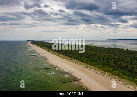 Vista aerea di Chalupy Beach. Hel Penisula dall'alto. Mar Baltico, Pomerania, Polonia. Foto Stock