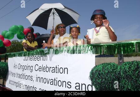 Austin, Texas, Stati Uniti. 19 giugno 2004. Austin, TX USA 19 giugno 2004: Sfilata annuale della Giunettesima nella comunità storicamente nera di Austin, che celebra la data del 19 giugno 1865, quando Galveston ricevette la parola che il presidente Lincoln aveva liberato i neri dalla schiavitù. Credit: Bob Daemmrich/ZUMA Wire/Alamy Live News Foto Stock