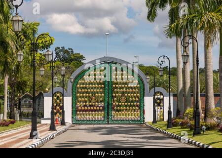 Porta di accesso alla Moschea Bolkiah di JaME ASR Hassanil per sua altezza reale, ministri e VIP a Bandar seri Begawan, Brunei Foto Stock