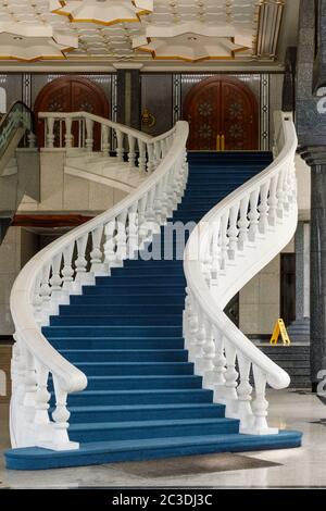 Scalinata alla Moschea Bolkiah di JaME' ASR Hassanil all'ingresso per sua altezza reale, ministri e VIP a Bandar seri Begawan, Brunei Darussalam Foto Stock