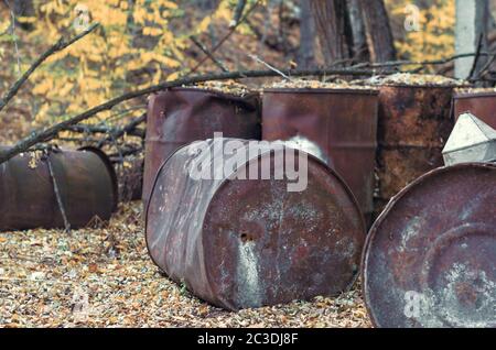 Vecchi barili di rifiuti chimici con cloro a Cernobyl primo piano Foto Stock