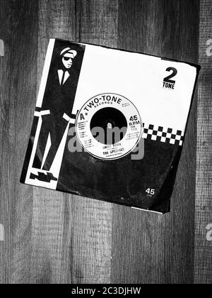 Londra, Inghilterra - 21 maggio 2020: Ghost Town 7 pollici singolo da The Specials, rilasciato il 12 giugno 1981 dalla Two-Tone Records Foto Stock