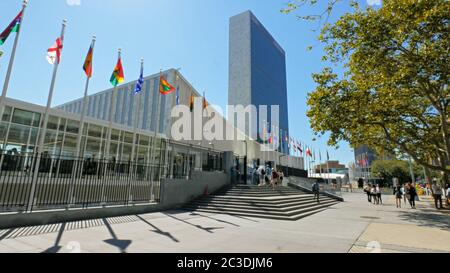 NEW YORK, NEW YORK, USA - 16 SETTEMBRE 2015: Ampia vista dell'esterno dell'edificio delle Nazioni unite, ny Foto Stock