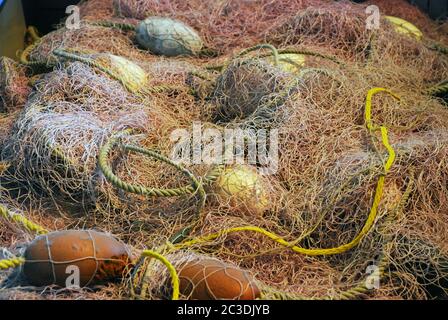 Reti da pesca fantasma-- esperti hanno stimato che ci sono circa 640,000 tonnellate di queste reti attualmente nel nostro oceano-10% di rifiuti totali di plastica negli oceani Foto Stock