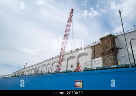 Ramsgate, UK - Giugno 19 2020 la gente locale guarda i lavori di costruzione per un nuovo sviluppo di appartamenti, alberghi e negozi sul sito del vecchio p Foto Stock