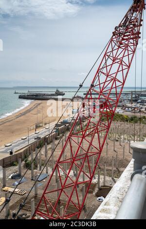 Ramsgate, UK - Giugno 19 2020 la gru dei lavori di costruzione di un nuovo sviluppo sul sito dell'ex parco a cupola da diporto. Il Beac principale Sands Foto Stock