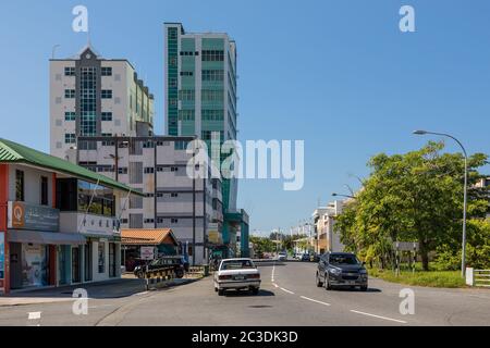 Kuala Belait, Brunei - 3 dicembre 2018: Jalan Bunga Raya con NSEY Hotel & Apartments Foto Stock