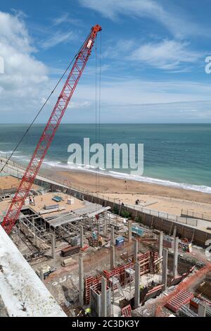 Ramsgate, UK - Giugno 19 2020 lavori di costruzione per un nuovo sviluppo di appartamenti, alberghi e negozi sul sito dell'ex parco a cupola del piacere. Foto Stock