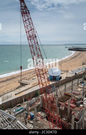 Ramsgate, UK - Giugno 19 2020 lavori di costruzione per un nuovo sviluppo di appartamenti, alberghi e negozi sul sito dell'ex parco a cupola del piacere. Foto Stock