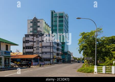 Kuala Belait, Brunei - 3 dicembre 2018: Jalan Bunga Raya con NSEY Hotel & Apartments Foto Stock