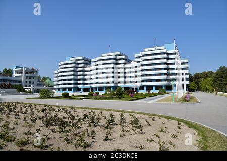 Corea del Nord - 3 maggio 2019: Vista sull'edificio principale del campo internazionale per bambini di Songdowon Foto Stock