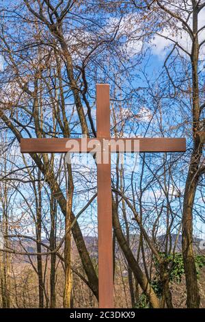 Croce marrone Cristianesimo religione simbolo in legno Foto Stock