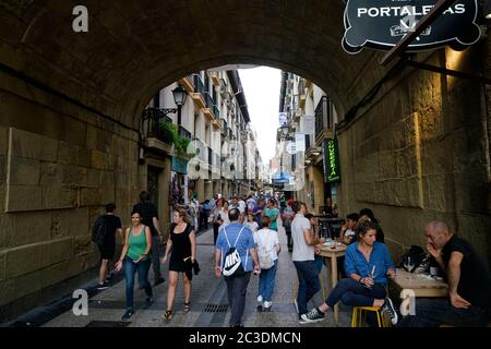 Affollata strada della Città Vecchia, con posti a sedere all'aperto di bar Pincho, caffè e ristoranti.Sen Sebastian.Gipuzkoa.Basque Country.Spain Foto Stock