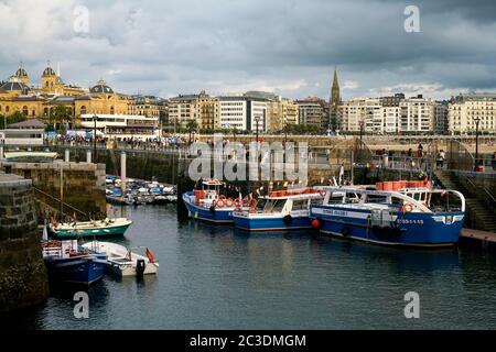 Paesaggio urbano di San Sebastian da pescatori port.San Sebastian.Gipuzkoa.Basque Country.Spain Foto Stock