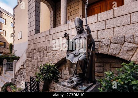 Statua di un papa o di un santo di fronte alla chiesa di Esglesia de Sant Esteve in Andorra Foto Stock