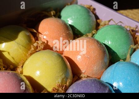 Bombe colorate da bagno in mostra in carta trinciata Foto Stock