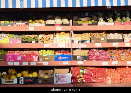 Frutta e verdura in scatole esposte al di fuori di un supermercato turco a Londra del sud. Foto Stock