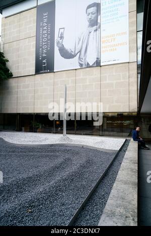 Giardino Zen e sala espositiva di Maison européenne de la photographie.Paris.France Foto Stock