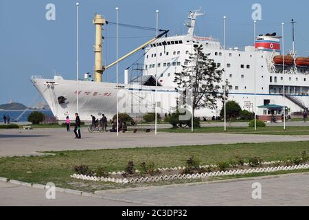 Wonsan, Corea del Nord - 3 maggio 2019: Il traghetto da 92 passeggeri del carico Man Gyong ormeggiato al molo e la passeggiata del mare giapponese o orientale in Foto Stock