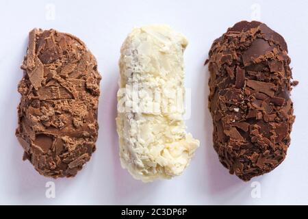 Marks & Spencer latte belga tartufi scuri e bianchi a fiocchi isolati su sfondo bianco - tartufi al cioccolato Foto Stock