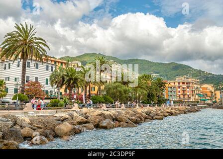 Città vecchia e sfilata portuale di Rapallo, Liguria, Italia nord-occidentale Foto Stock