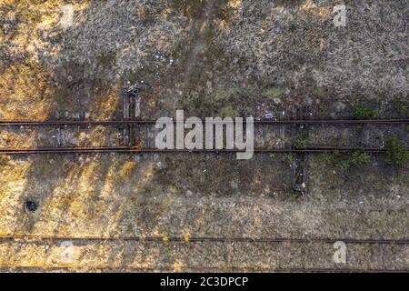Foto drone di vecchia ferrovia arrugginita durante il giorno d'estate. Foto Stock