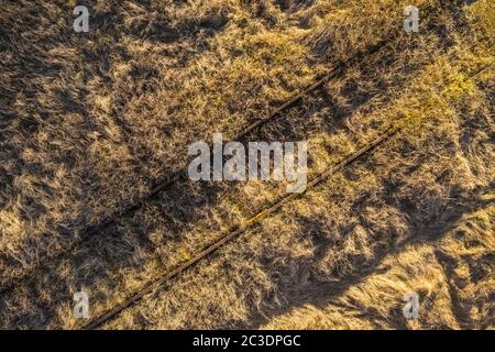 Foto drone di vecchia ferrovia arrugginita durante il giorno d'estate. Foto Stock