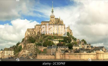 MONT ST MICHEL , NORMANDIA, FRANCIA - 22 SETTEMBRE 2015: Vista ad angolo medio di mont st michel in normandia Foto Stock