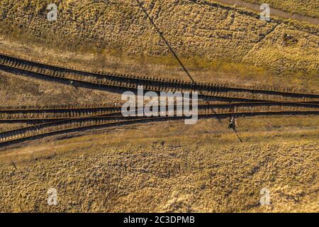 Foto drone di vecchio incrocio ferroviario arrugginito durante il giorno d'estate. Foto Stock