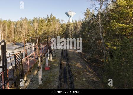 Vista del drone della vecchia piccola stazione ferroviaria industriale in pensione durante il giorno d'estate. Foto Stock