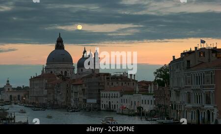 luna piena che sorge sulla basilica di santa maria, venezia Foto Stock