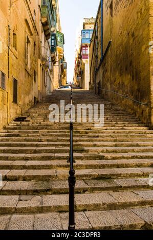 Vecchia scala in pietra con ringhiera in ferro nella città vecchia Foto Stock