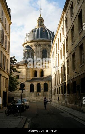 La cupola dell'Institut de France dalla riva sinistra vicino al quartiere Saint Germain des Pres.Paris.France Foto Stock