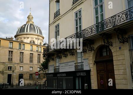 La cupola dell'Institut de France dalla riva sinistra vicino al quartiere Saint Germain des Pres.Paris.France Foto Stock