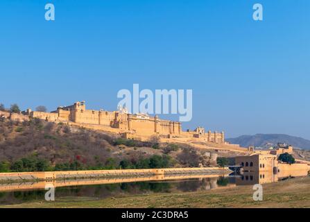 Vista sul lago Maotha al Forte Amber (Forte Amer), Jaipur, Rajasthan, India Foto Stock