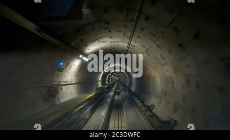 tunnel ferroviario tra i terminal dell'aeroporto di francoforte, germania Foto Stock