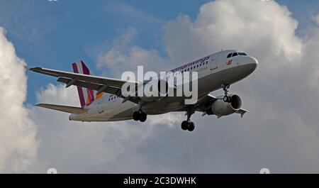 Germanwings Airbus A319 D-AKNH sull approccio finale all aeroporto di Heathrow LHR Foto Stock