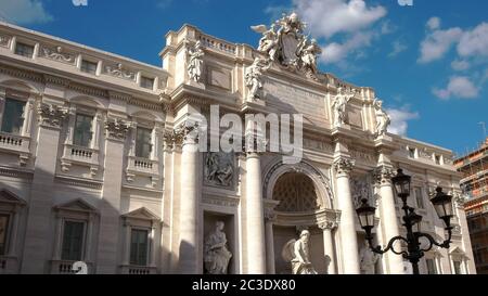 Vista ravvicinata della parte superiore della facciata a Fontana di Trevi, Roma, Foto Stock