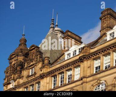 torri e cupole in pietra ornate sul tetto del mercato cittadino di leeds, un edificio storico nello yorkshire occidentale inghilterra Foto Stock