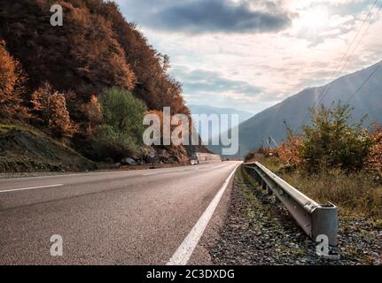 strada di montagna e cielo con travi a vista in Georgia Foto Stock