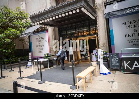 Workers for Saks Fifth Avenue a New York gestisce il ritiro e il ritorno per i clienti mentre il negozio apre per il ritiro e il ritorno in marciapiede durante la prima fase della riapertura dell'economia giovedì 11 giugno 2020. (© Richard B. Levine) Foto Stock