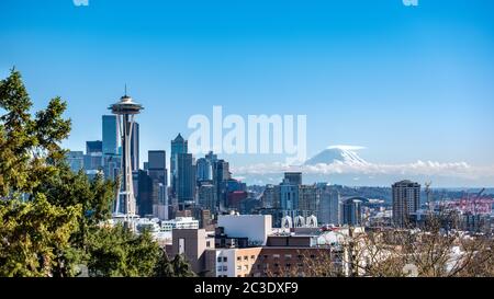 Seattle con il monte Rainier sullo sfondo Foto Stock