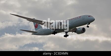 Air Canada Boeing 787 Dreamliner C-GHPQ sull approccio finale all aeroporto di Heathrow LHR Foto Stock