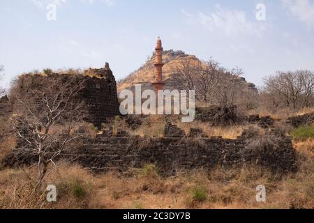 Il Minar Chand o Torre della Vittoria e il Forte Hilltop del XIV secolo, Daulatabad. (Deogiri, Devagiri), Maharashtra, India Foto Stock