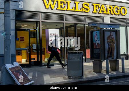 Una filiale di Wells Fargo a Chelsea a New York martedì 16 giugno 2020. (© Richard B. Levine) Foto Stock