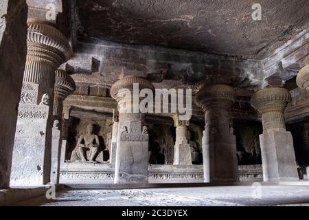 All'interno della grotta di Ellora 2, Aurangabad, Maharashtra, India. Foto Stock