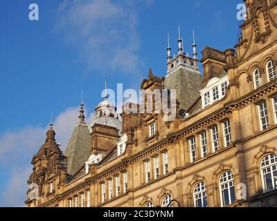 torri e cupole in pietra ornate sul tetto del mercato cittadino di leeds, un edificio storico nello yorkshire occidentale inghilterra Foto Stock