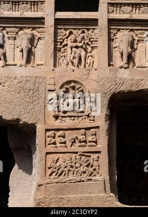 Bassorilievi nel cortile del Tempio di Jain (Indra Sabha), Ellora Cave 32, Aurangabad, Maharashtra, India. Foto Stock