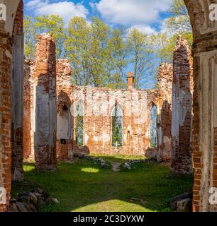 Le rovine della Chiesa di Veckalsnava. Architettura Olds Dettagli della Chiesa luterana nella Parrocchia di Kalsnava Lettonia. Giorno di primavera soleggiato. Foto Stock