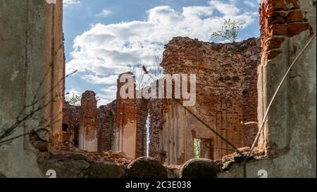 Le rovine della Chiesa di Veckalsnava. Architettura Olds Dettagli della Chiesa luterana nella Parrocchia di Kalsnava Lettonia. Giorno di primavera soleggiato. Foto Stock